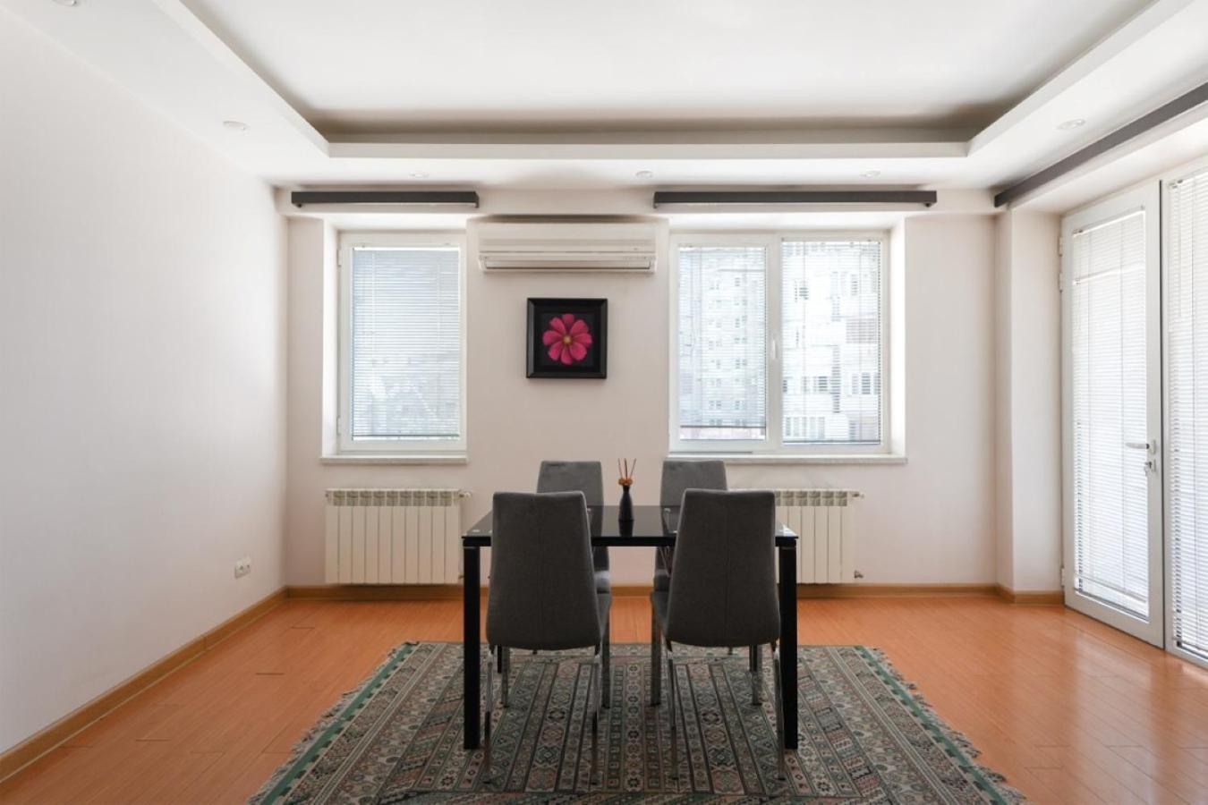 Ris Central Apartments Ереван Екстериор снимка